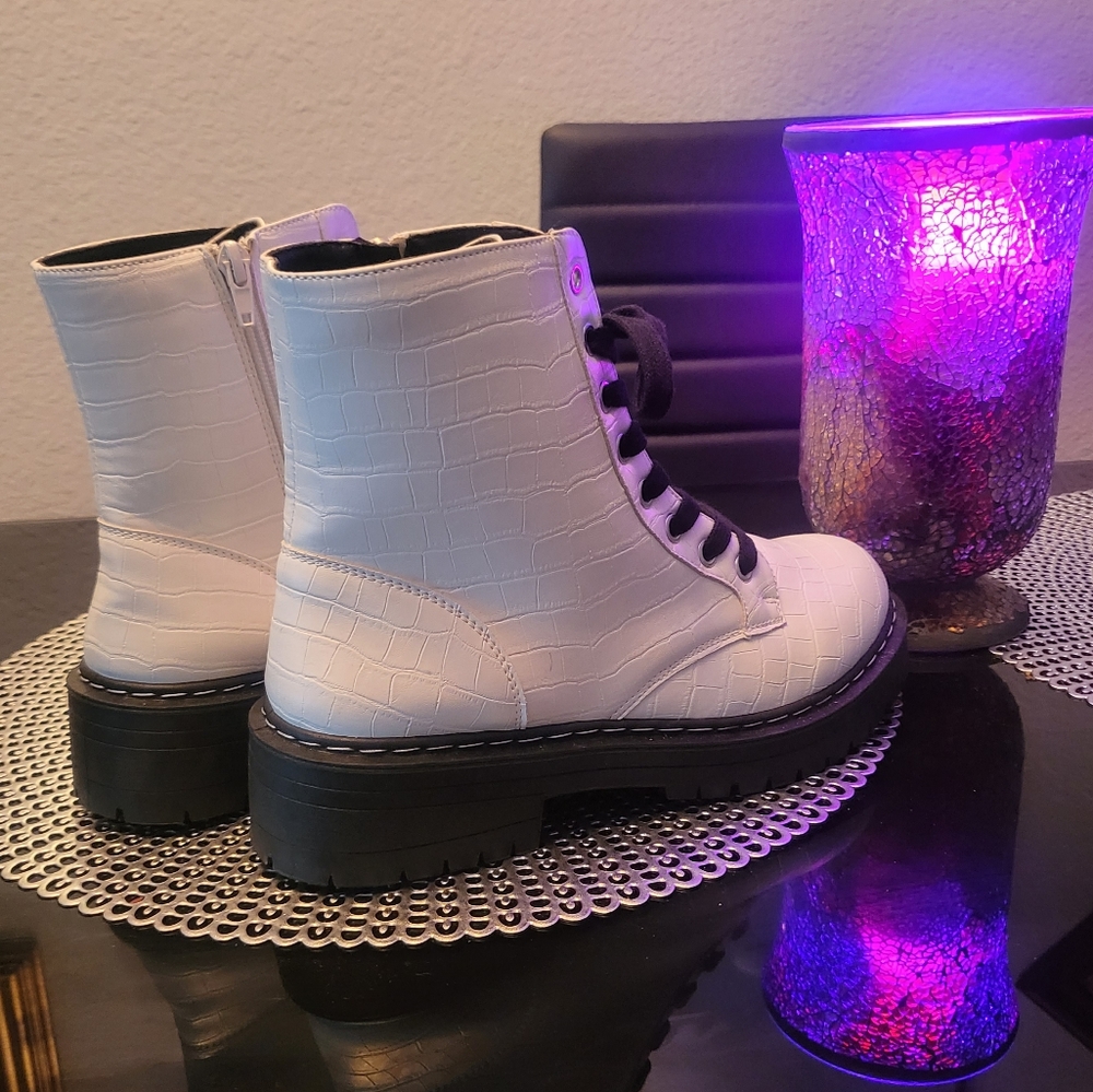 White Boots In Pristine Condition!! - image 3